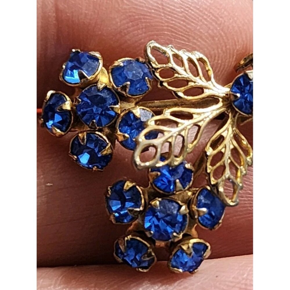 vintage costume jewelry clip on earrings Blue Stones Floral Spray Gold Toned...‎